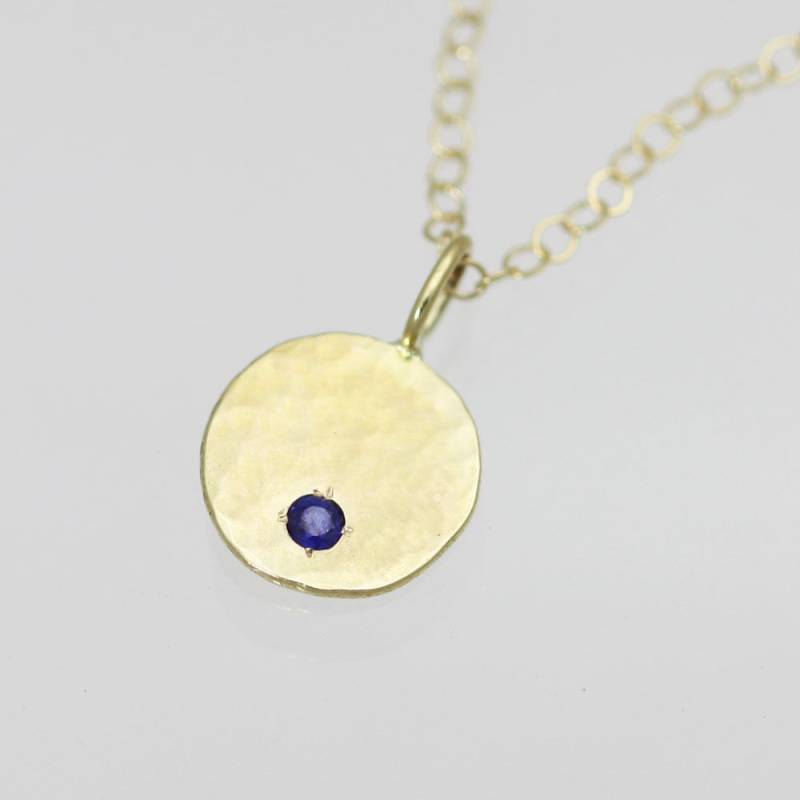 Gehämmert Chunk Halskette Mit Stein, Sm. | Saphir(16" in 14Ky Gold Gehämmert Chunk Halskette Mit Stein, Sm. | Saphir(16" in 14Ky Gold von LaineBenthalldesigns