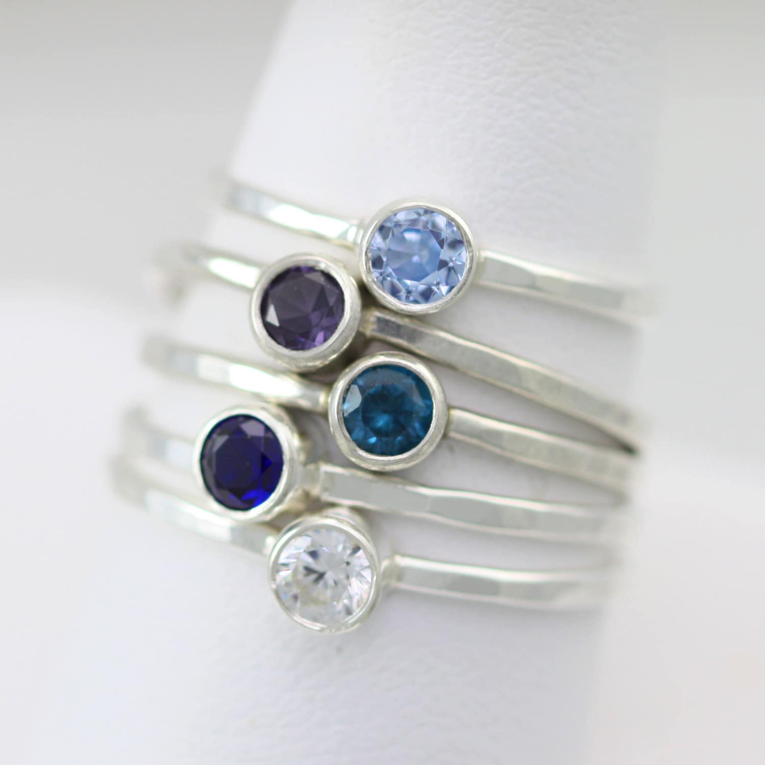 Gehämmerte Geburtsstein Tropfen Stapelringe Aus Sterling Silber von LaineBenthalldesigns