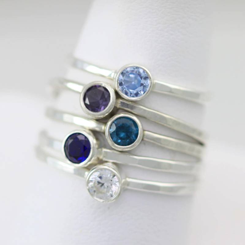 Gehämmerte Geburtsstein Tropfen Stapelringe Aus Sterling Silber Gehämmerte Geburtsstein Tropfen Stapelringe Aus Sterling Silber von LaineBenthalldesigns