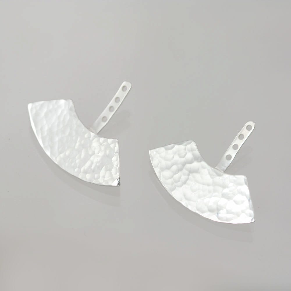 Gehämmerte Ohrstecker Aus Sterling Silber von LaineBenthalldesigns