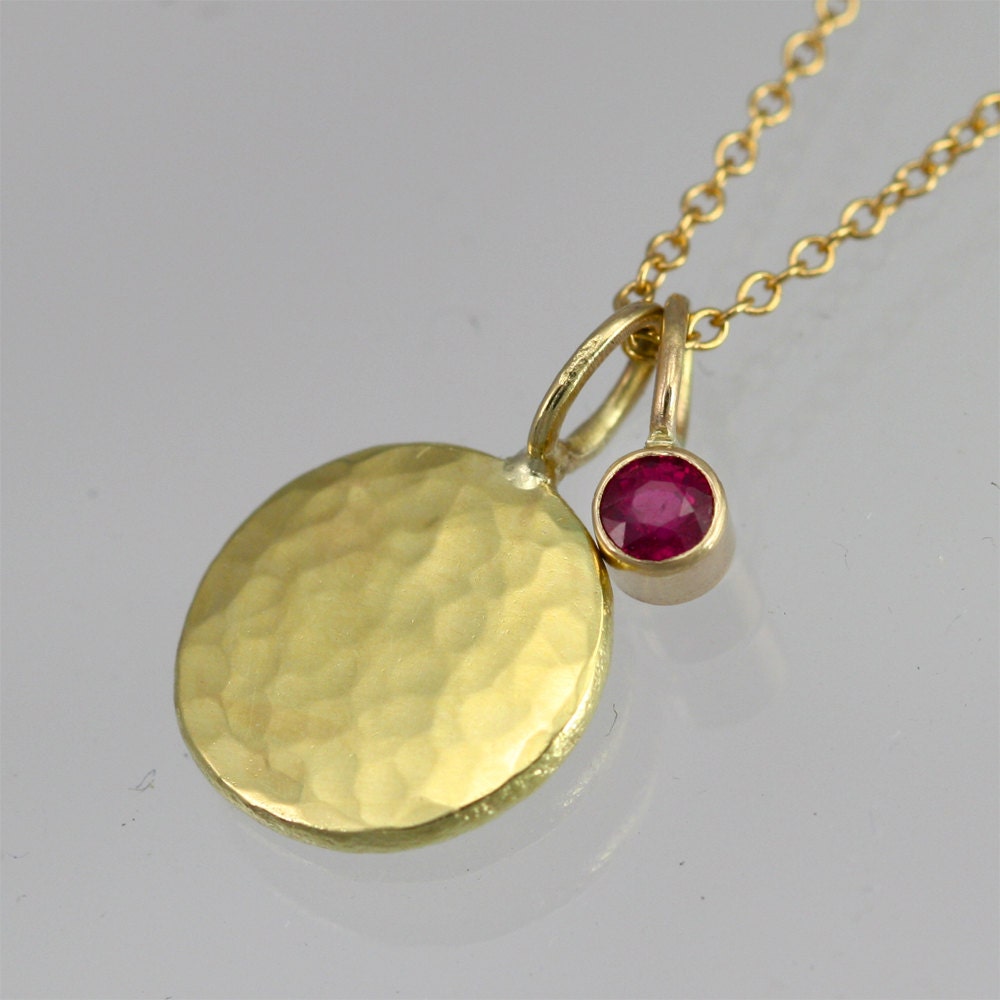 Gehämmerte Scheibe Mit Rubin Tropfen Halskette in 14K Gold | 16" von LaineBenthalldesigns