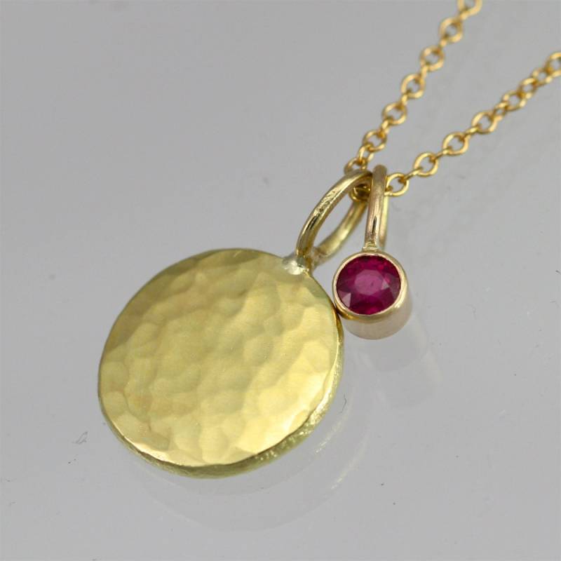 Gehämmerte Scheibe Mit Rubin Tropfen Halskette in 14K Gold | 16" Gehämmerte Scheibe Mit Rubin Tropfen Halskette in 14K Gold | 16" von LaineBenthalldesigns