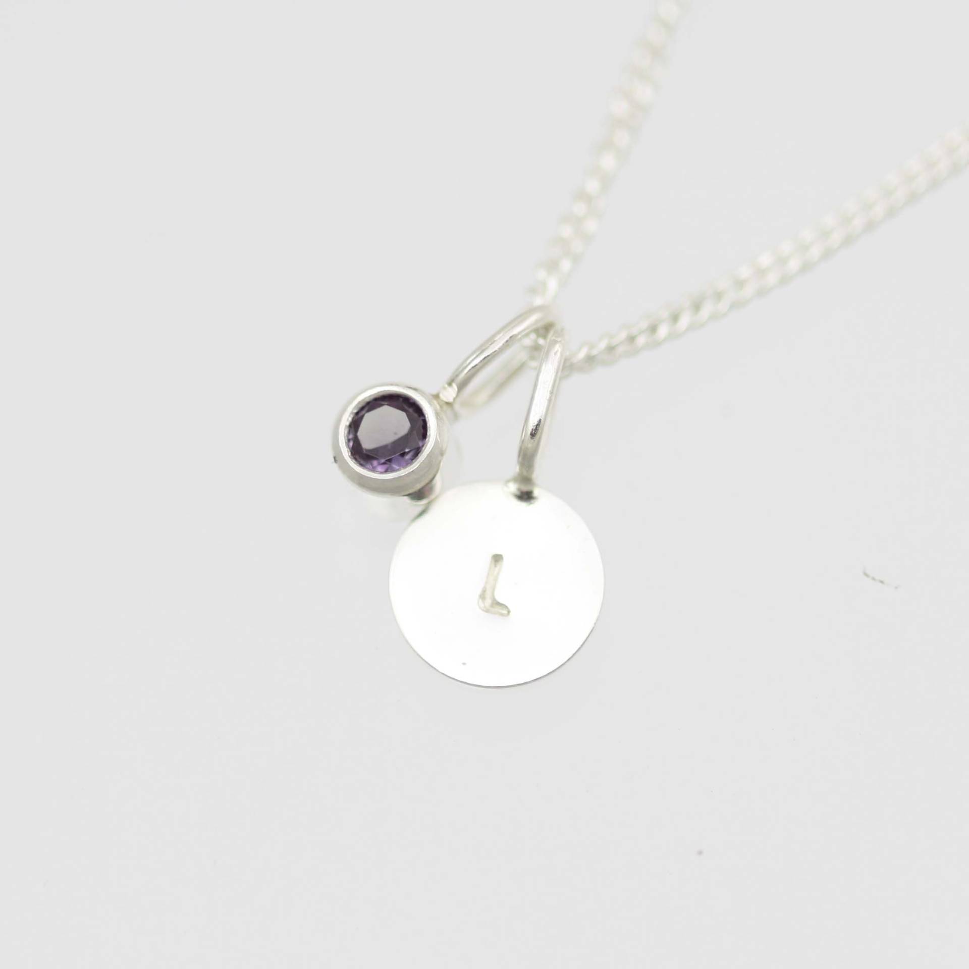 Gestempelt Initial Und Birthstone Drop Halskette in Sterling Silber von LaineBenthalldesigns