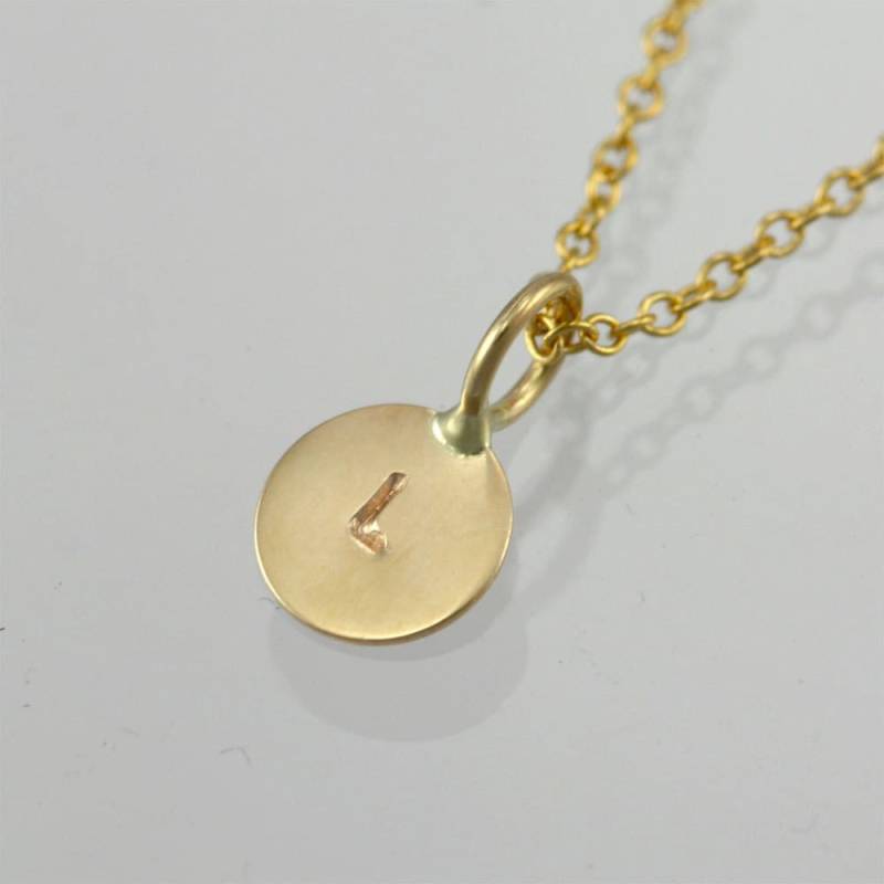 Gestempelte Initial Disc Halskette 14K | Made To Order von LaineBenthalldesigns