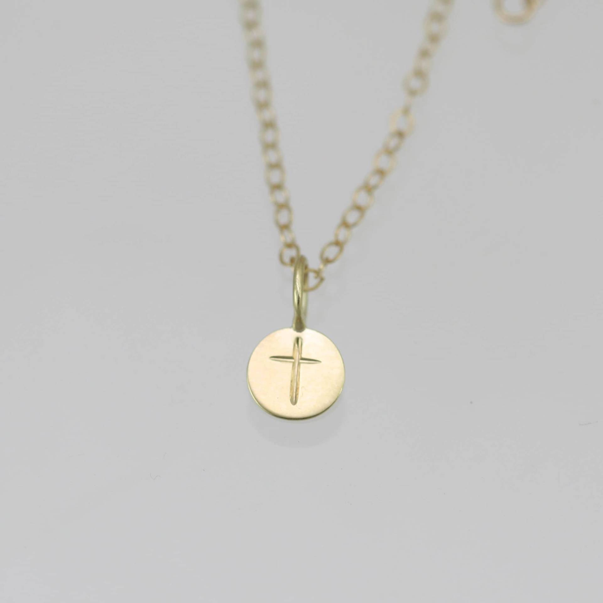 Gestempelte Kreuz Halskette 14K | Made To Order von LaineBenthalldesigns
