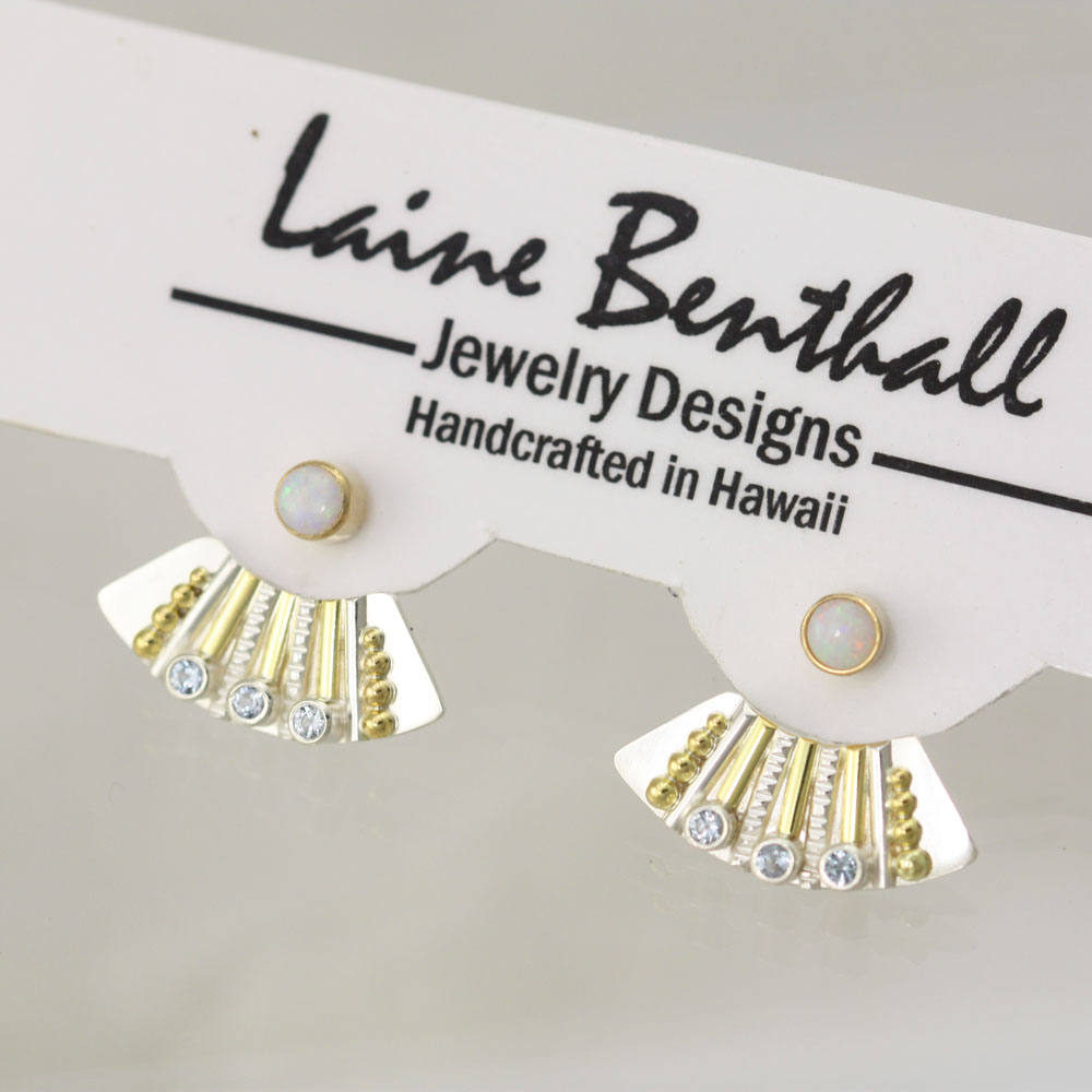 Gestreifte Totem W-3 Steine Ohrjacke 14Ky Gold, Sterling Silber, Himmel Blau Topas Gestreifte Totem W-3 Steine Ohrjacke 14Ky Gold, Sterling Silber, Himmel Blau Topas von LaineBenthalldesigns