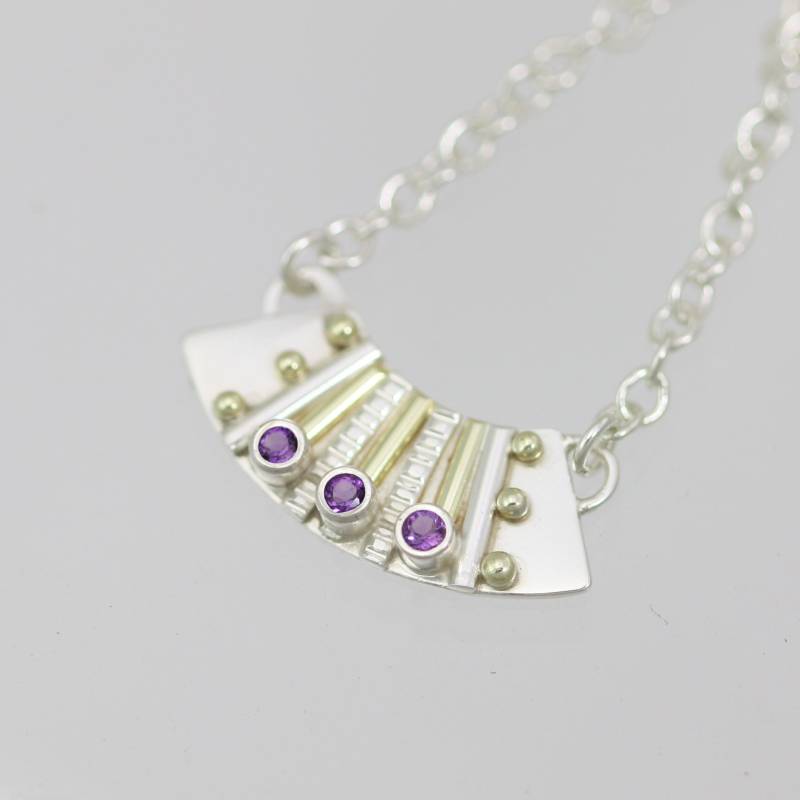 Gestreiftes Totem Mit 3 Steinen Fan Halsstück Amethyst in Sterling Silber & 14Ky Gold | 18" von LaineBenthalldesigns