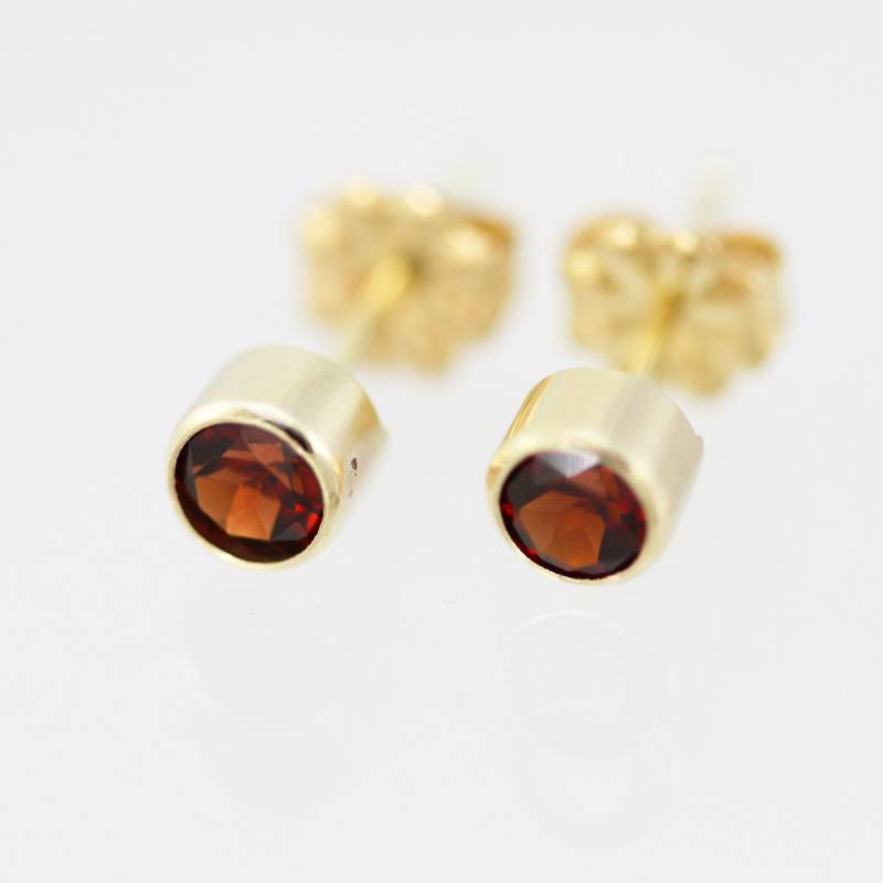 Granat Tropfen Ohrstecker 4mm in 14Ky Gold Granat Tropfen Ohrstecker 4mm in 14Ky Gold von LaineBenthalldesigns