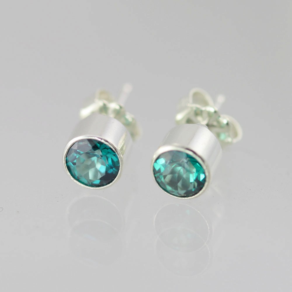 Grüne Topas Tropfen Ohrstecker 5mm Sterling Silber von LaineBenthalldesigns