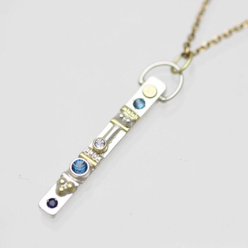 Kleine Totem Kette Mit 4 Steinen in Sterling Silber Und 14K Gold London Blautopas, Saphir, Himmelblautopas & Blauem Zirkon von LaineBenthalldesigns