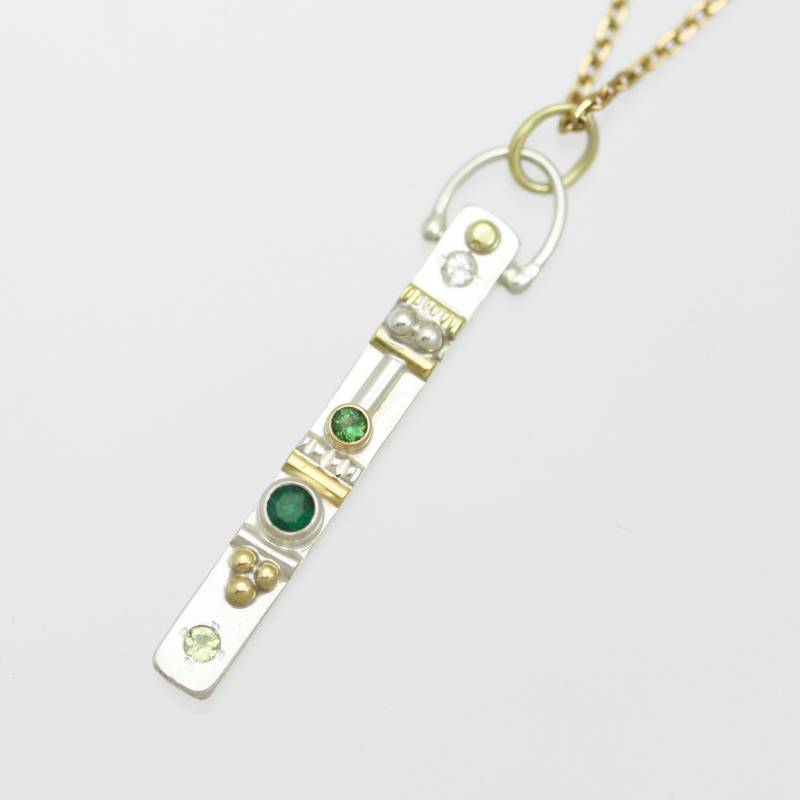 Kleine Totem Kette Mit 4 Steinen in Sterling Silber Und 14K Gold Peridot, Smaragd, Grünem Turmalin Weißem Topas von LaineBenthalldesigns