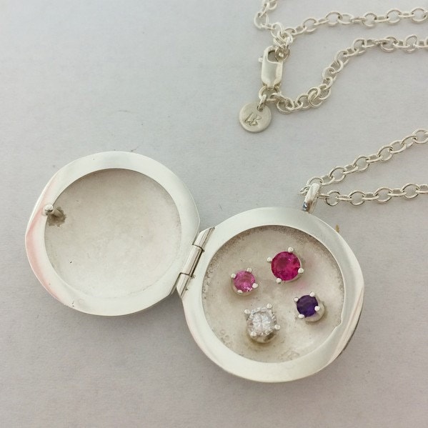 Medaillon - Mutter Mit 4 Steinen | 24" | Auf Bestellung von LaineBenthalldesigns