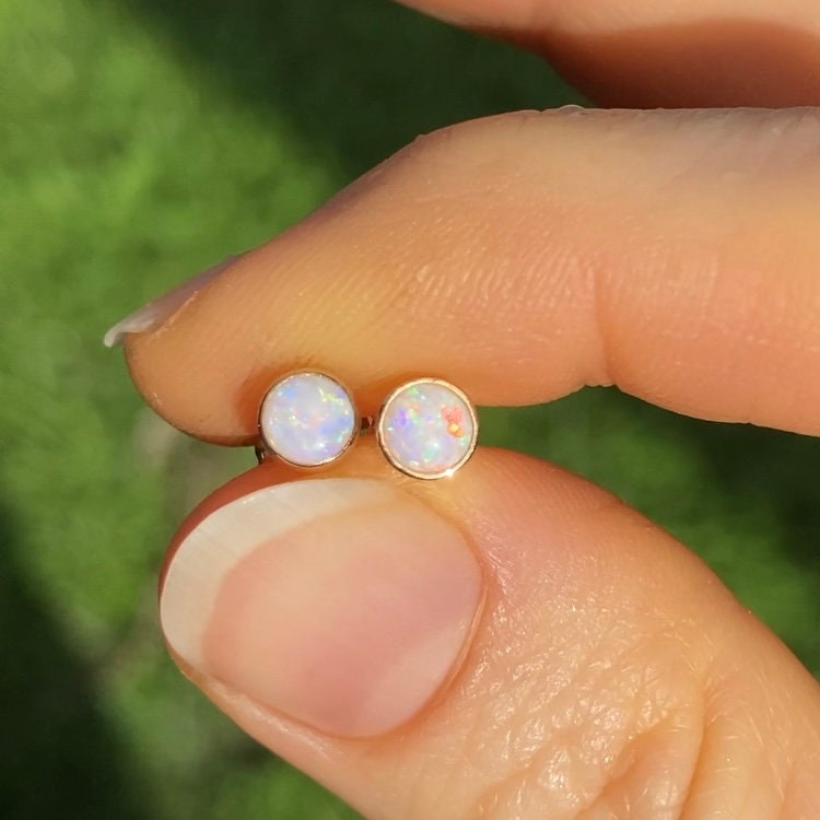 Opal Tropfen Ohrstecker 4mm in 14Ky Gold von LaineBenthalldesigns