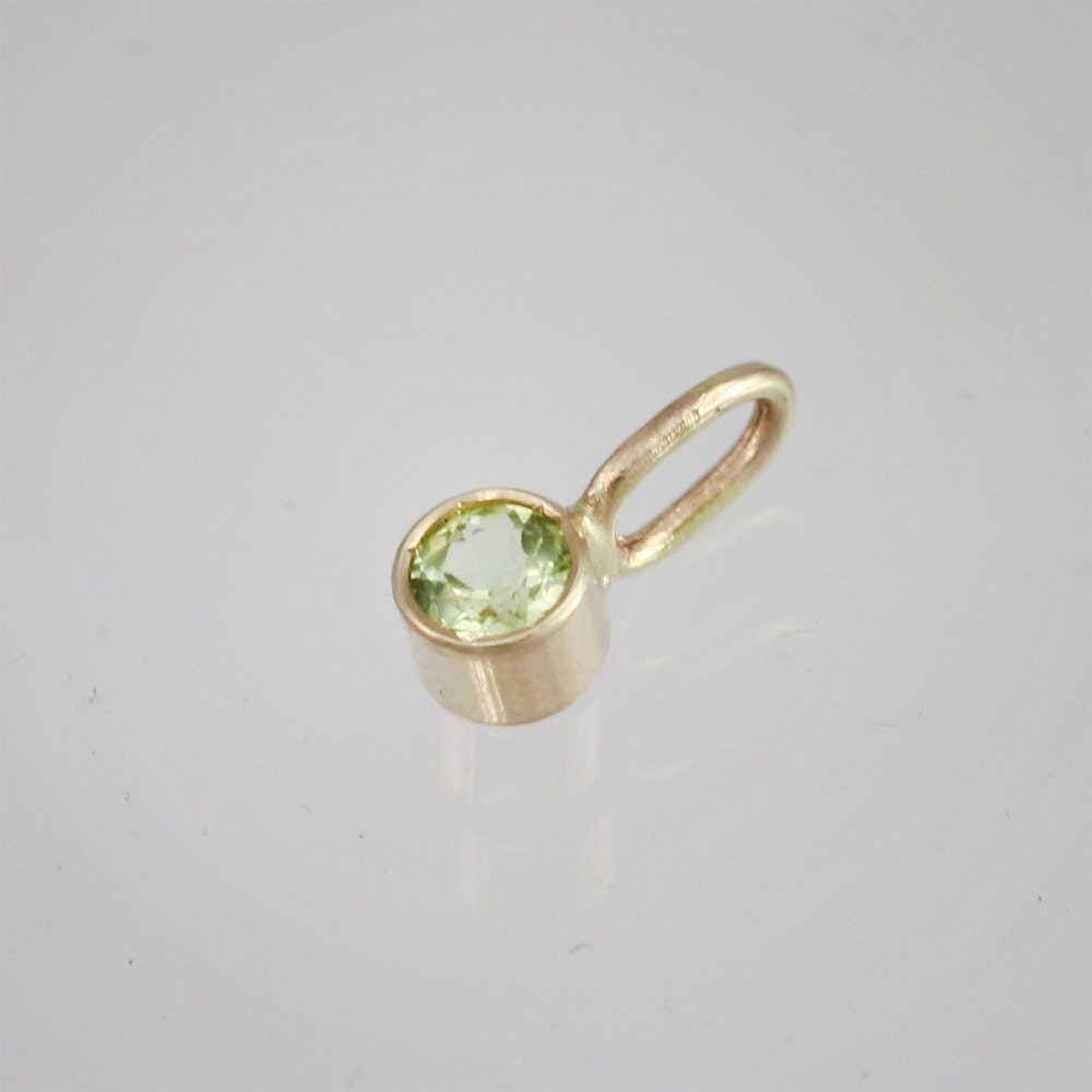 Peridot Tropfen Anhänger 3 Mm 14K Gold von LaineBenthalldesigns