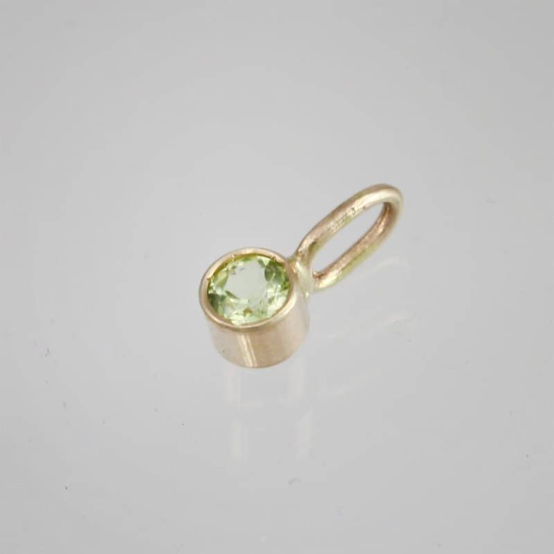 Peridot Tropfen Anhänger 3 Mm 14K Gold Peridot Tropfen Anhänger 3 Mm 14K Gold von LaineBenthalldesigns