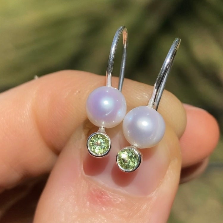 Perlen Ohrhänger Mit Peridot in Sterling Silber Oder 14K Gf von LaineBenthalldesigns
