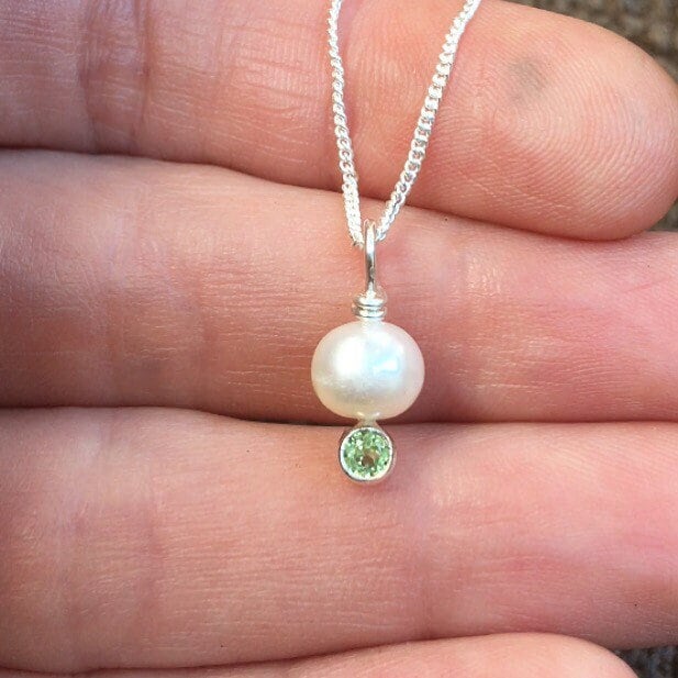Perlen Tropfen Halskette Mit Peridot Geburtsstein in Sterling Silber Perlen Tropfen Halskette Mit Peridot Geburtsstein in Sterling Silber von LaineBenthalldesigns