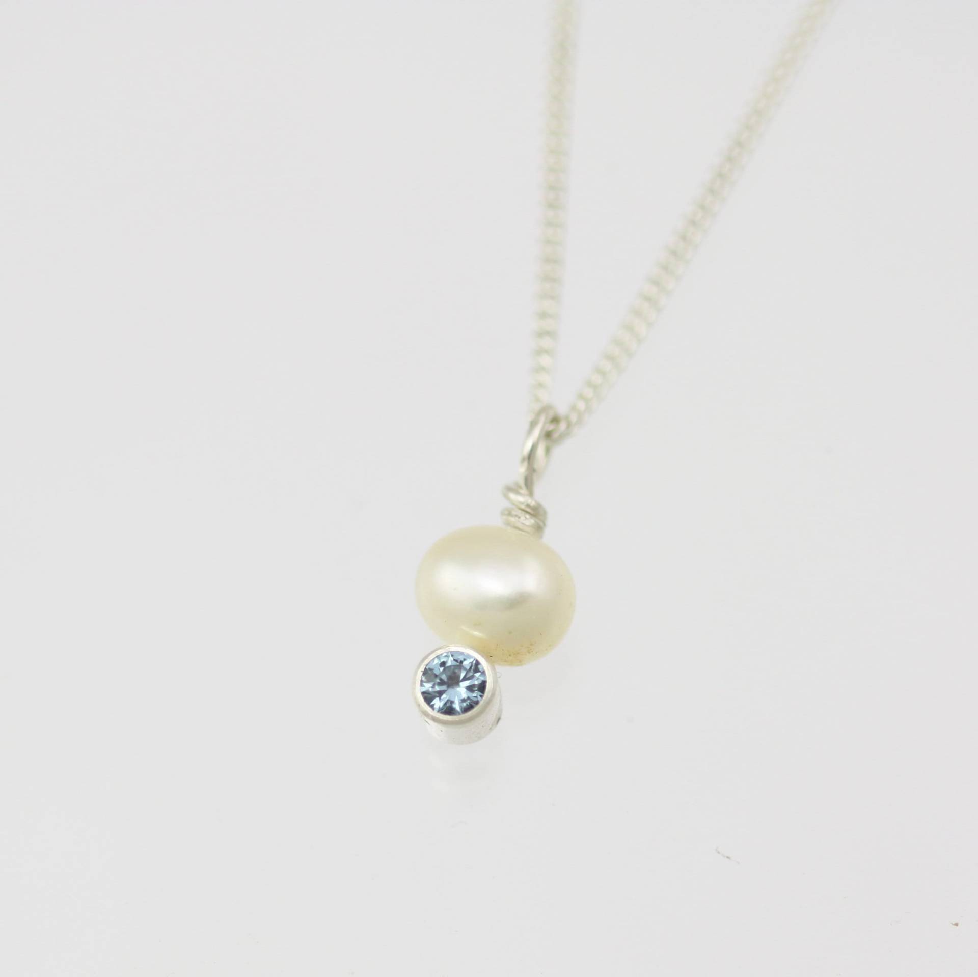 Perlentropfen Halskette Mit Blauen Zirkon Birthstone in Sterling Silber von LaineBenthalldesigns