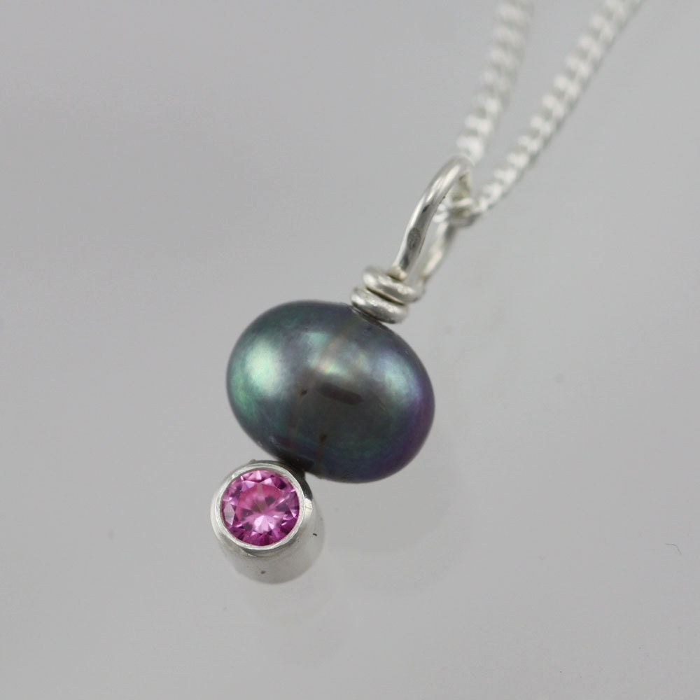 Pfau Perle Drop Neck W-Stein | Pink Turmalin in Sterling Silber von LaineBenthalldesigns