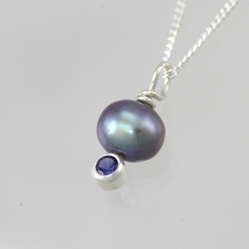 Pfau Perle Drop Neck W-stein | Saphir von LaineBenthalldesigns