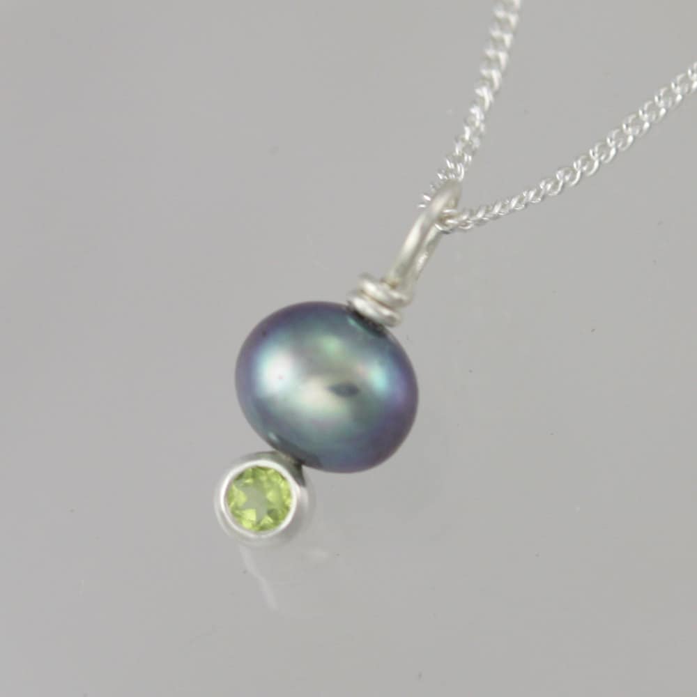 Pfau Perle Tropfen Halskette Mit Peridot Birthstone in Sterling Silber Pfau Perle Tropfen Halskette Mit Peridot Birthstone in Sterling Silber von LaineBenthalldesigns