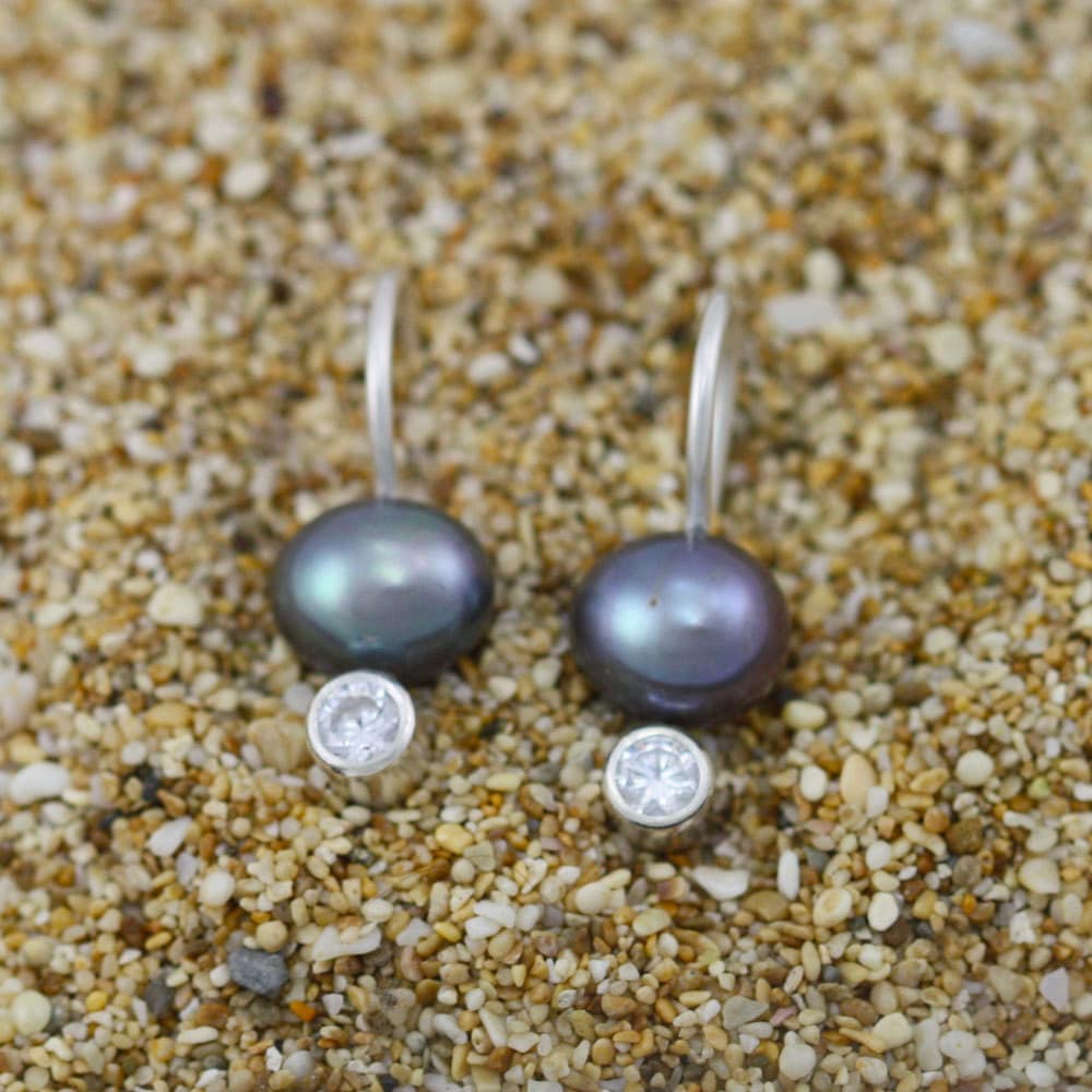 Pfau Perle Tropfen-Ohr Mit Geburtsstein in Sterling Silber | Cubic Zirconia von LaineBenthalldesigns