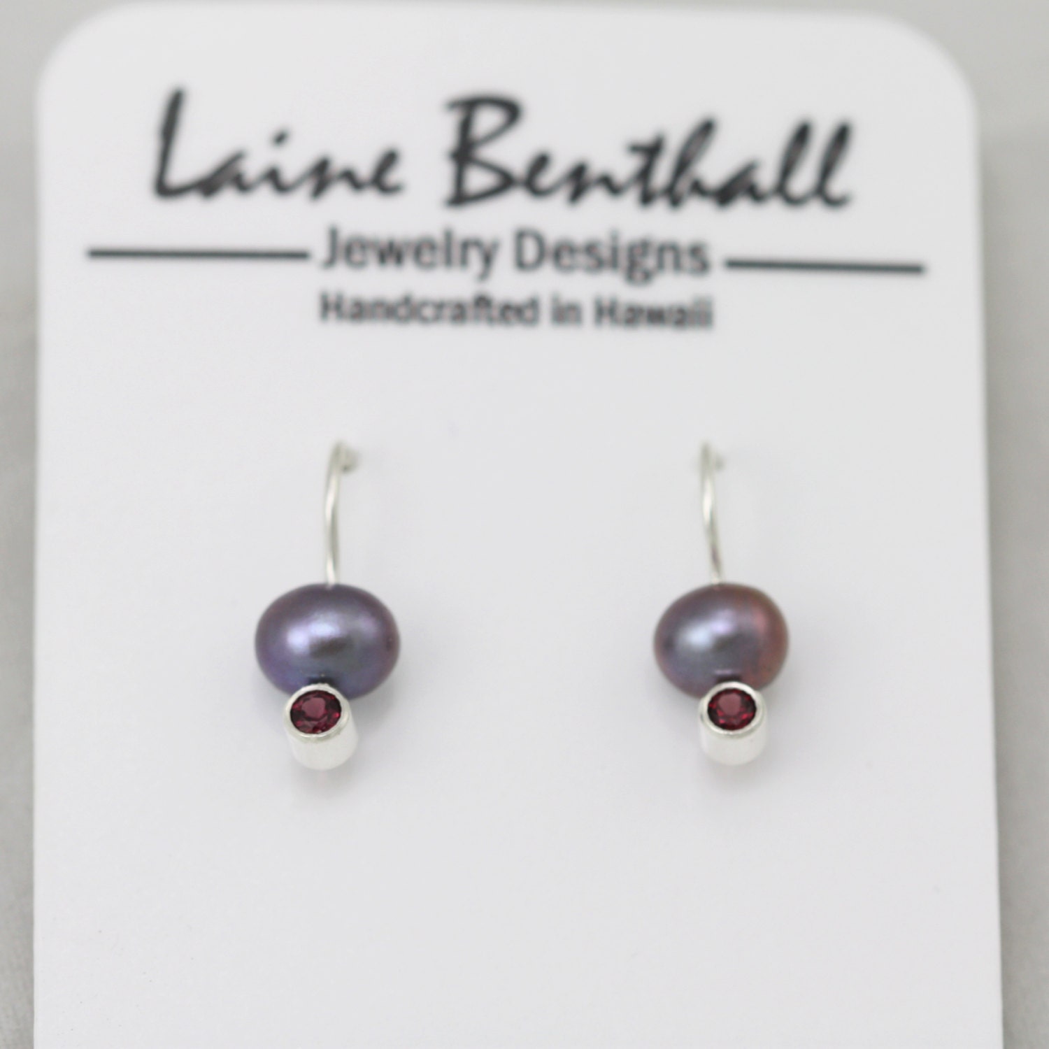 Pfau Perle Tropfen Ohr W-Stein | Rhodolit Granat in Sterling Silber von LaineBenthalldesigns