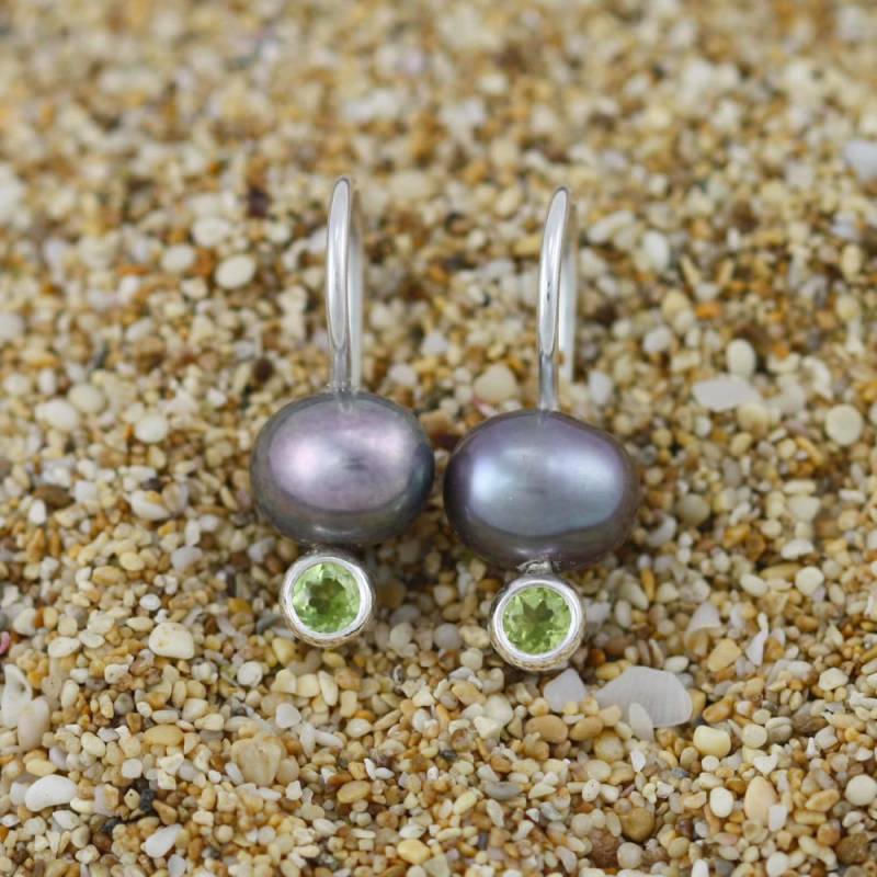 Pfau Perle Tropfen Ohr W-stein | Peridot Pfau Perle Tropfen Ohr W-stein | Peridot von LaineBenthalldesigns