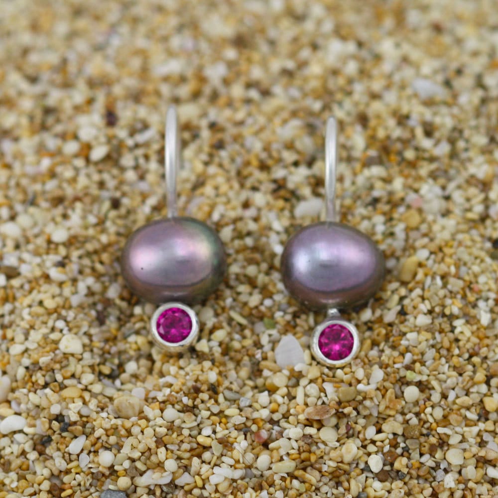 Pfau Perle Tropfen Ohrringe W-Stein | Ruby in Sterling Silber von LaineBenthalldesigns