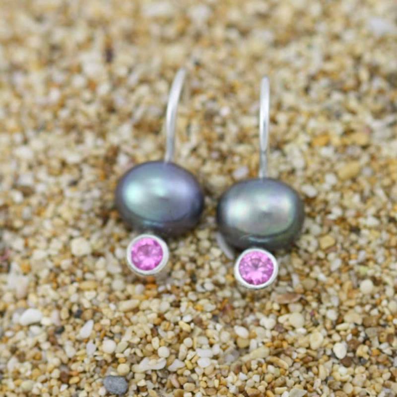 Pfauenperlen-Tropfenohrringe Mit Geburtsstein | Rosa Turmalin Aus Sterlingsilber Pfauenperlen-Tropfenohrringe Mit Geburtsstein | Rosa Turmalin Aus Sterlingsilber von LaineBenthalldesigns