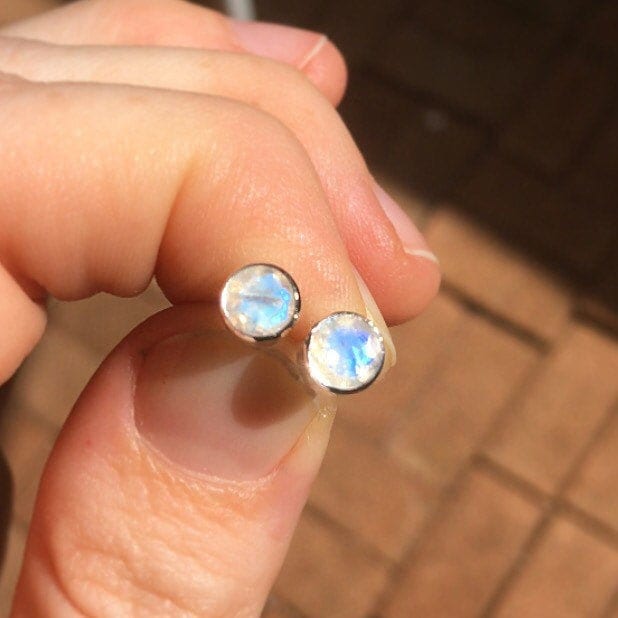 Regenbogen Mondstein Tropfen Ohrstecker 5mm in Sterling Silber Regenbogen Mondstein Tropfen Ohrstecker 5mm in Sterling Silber von LaineBenthalldesigns