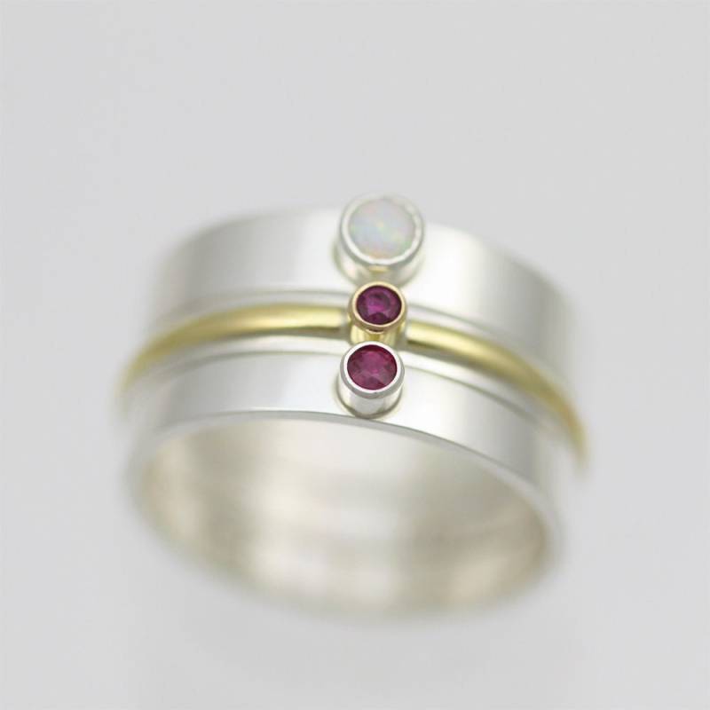 Ring Stack Mit Rubin & Opal in Sterling Silber Und Gold Ring Stack Mit Rubin & Opal in Sterling Silber Und Gold von LaineBenthalldesigns