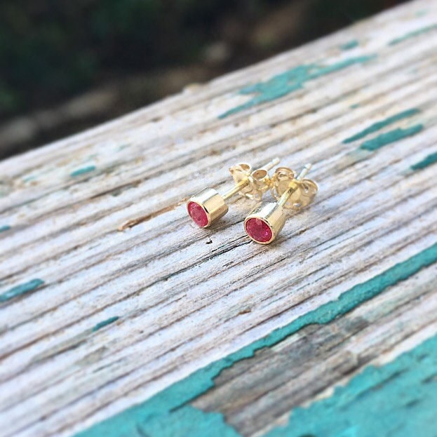 Rubin Tropfen Ohrstecker 14Ky Gold | Aa Grade Rubin von LaineBenthalldesigns