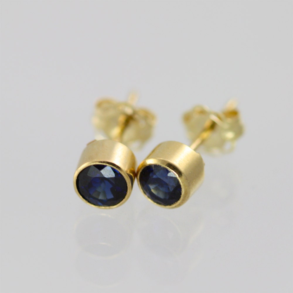 Saphir Tropfen Ohrstecker 14Ky Gold 4mm von LaineBenthalldesigns