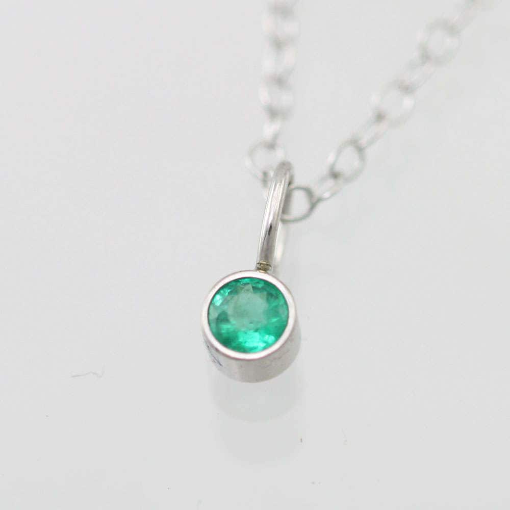 Smaragd Tropfen Halskette in 585Er Weißgold von LaineBenthalldesigns