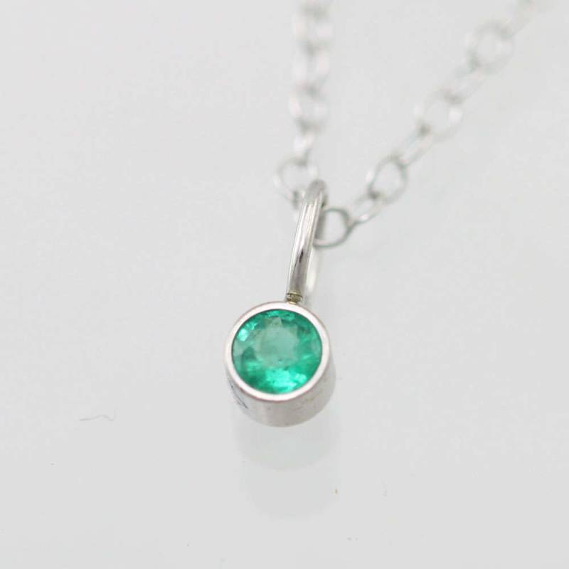Smaragd Tropfen Halskette in 585Er Weißgold von LaineBenthalldesigns
