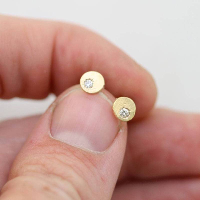 Strukturierte Chunk Ohrstecker Mit Stein in 14Ky Gold Diamant Strukturierte Chunk Ohrstecker Mit Stein in 14Ky Gold Diamant von LaineBenthalldesigns