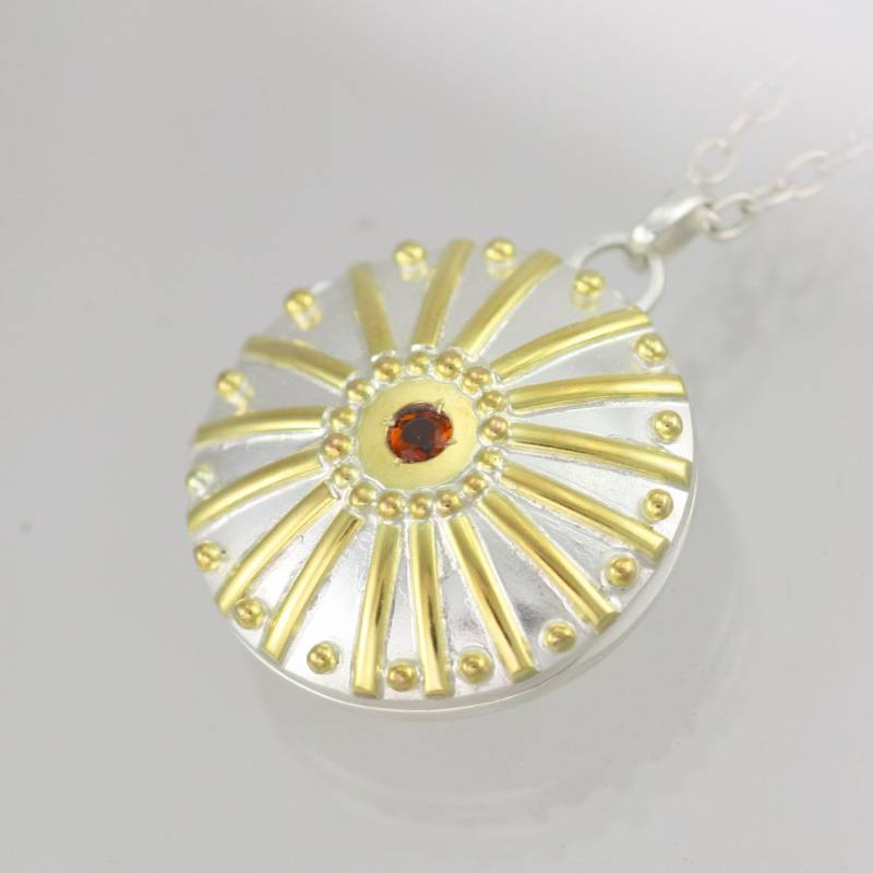 Sunburst Medaillon 1" Mit Feuer Citrin | 28" Sunburst Medaillon 1" Mit Feuer Citrin | 28" von LaineBenthalldesigns