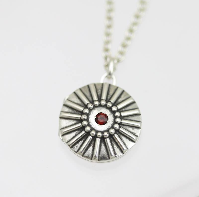 Sunburst Medaillon 3/4" Mit Granat in Sterling Silber | 20" von LaineBenthalldesigns