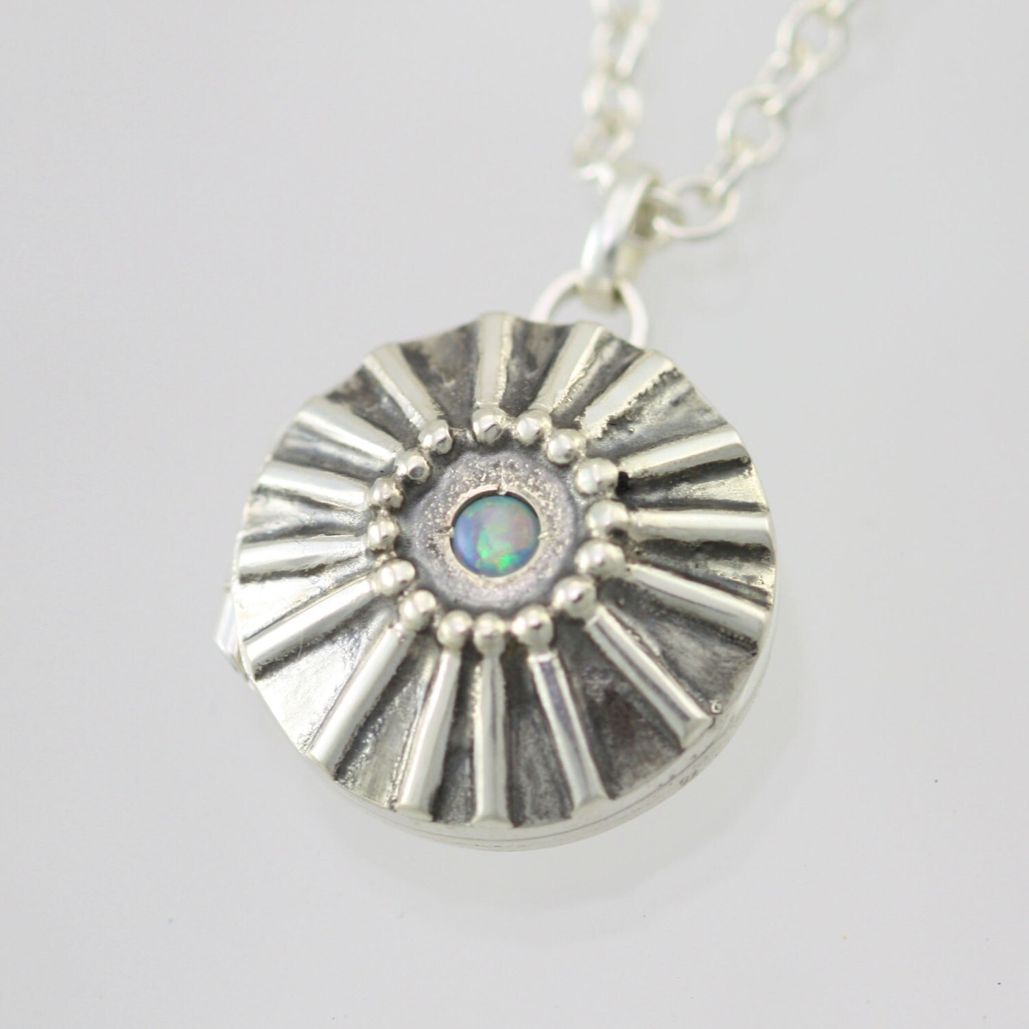 Sunburst Medaillon 3/4" Mit Opal in Sterling Silber | 20" von LaineBenthalldesigns