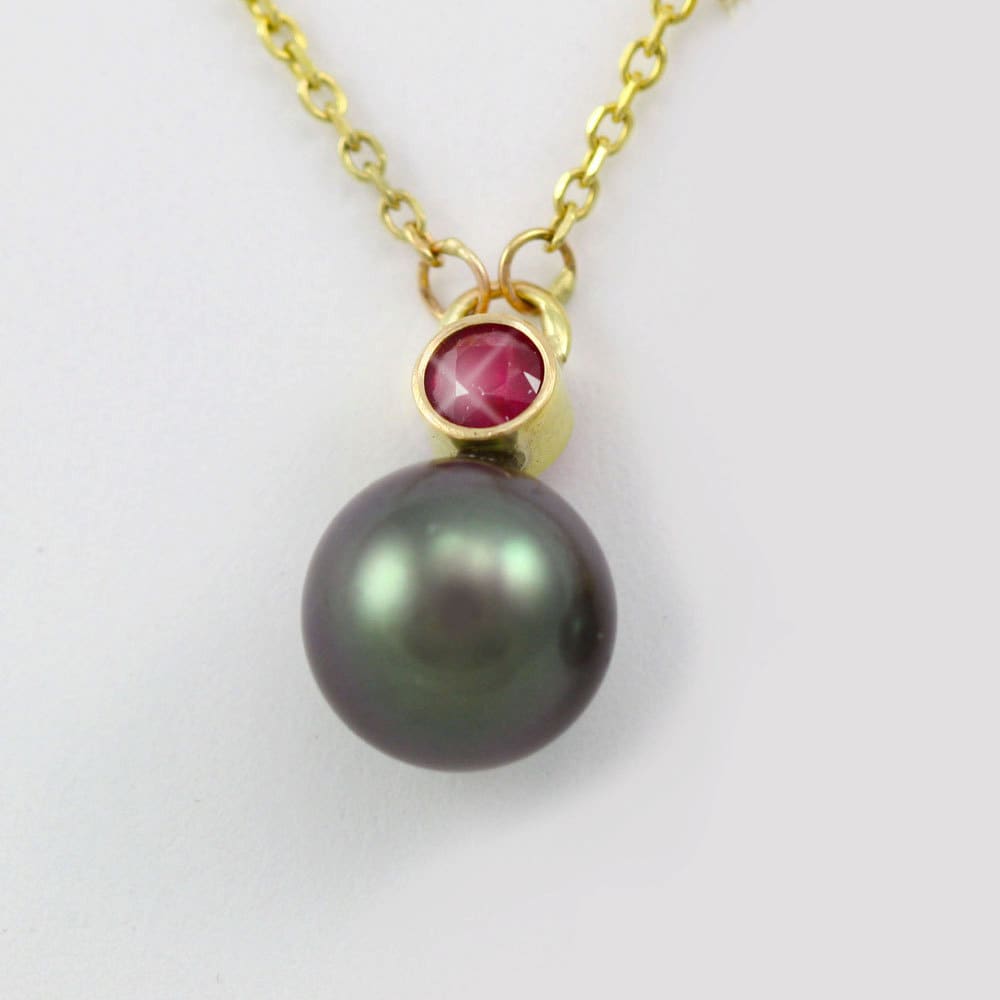 Tahitian Pearl Drop Halskette Mit Stein 14Ky | Ruby(18 " von LaineBenthalldesigns