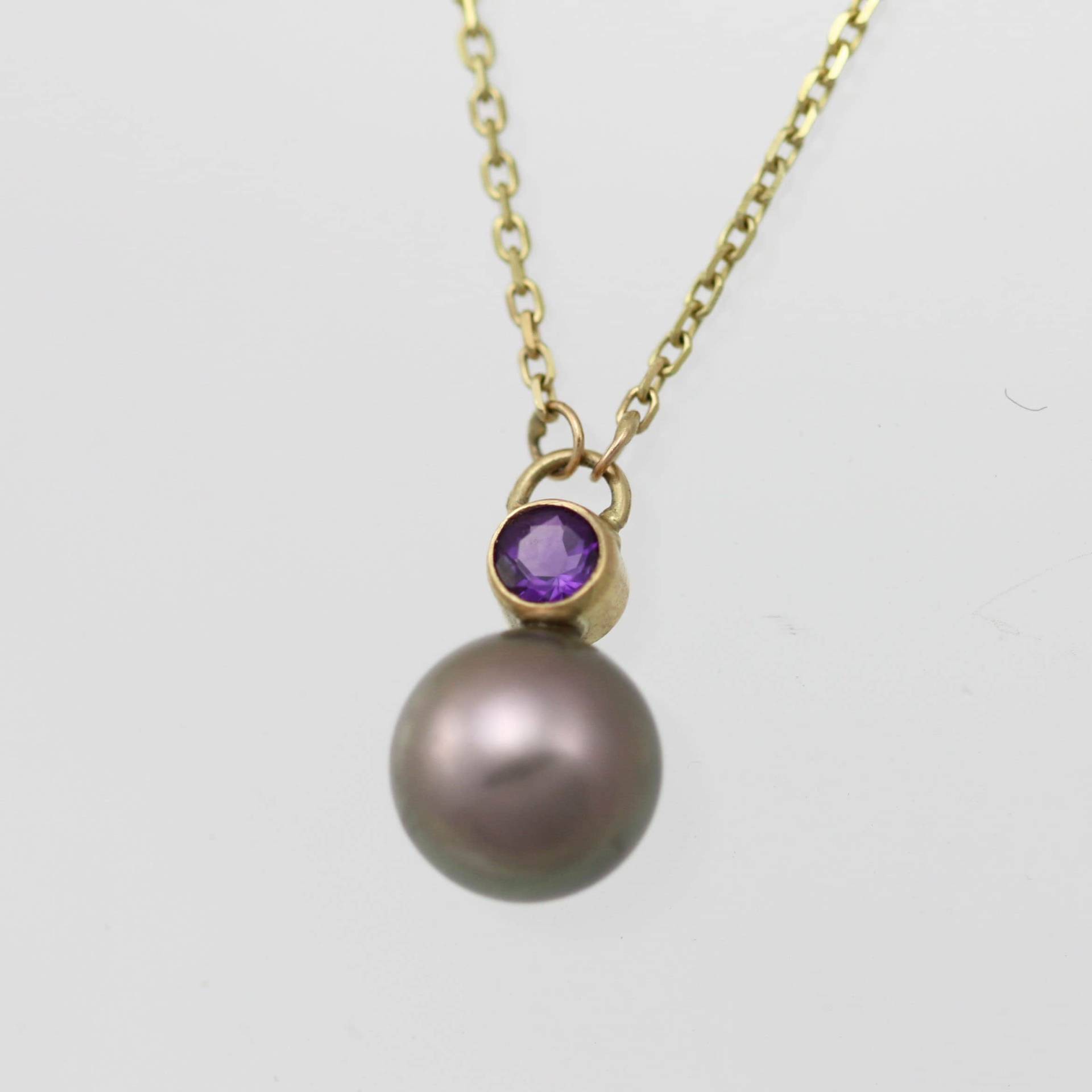 Tahitian Perle Tropfen Halskette Mit Amethyst in 14Ky Gold von LaineBenthalldesigns