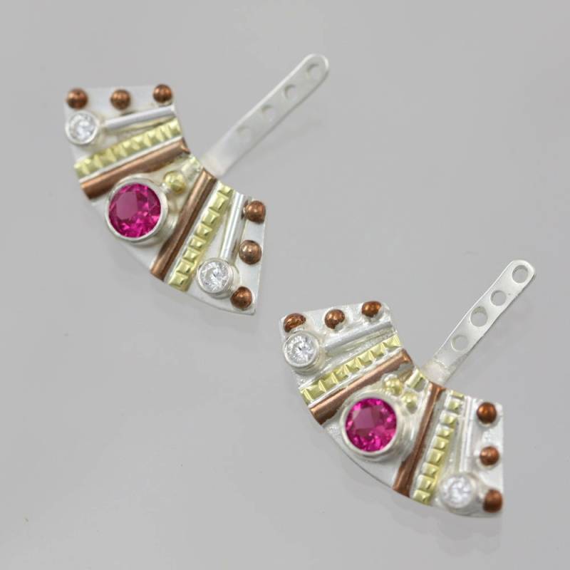 Totem Ohrstecker Mit 3 Steinen | Rubin, Cz Gold, Sterling Silber, Kupfer Totem Ohrstecker Mit 3 Steinen | Rubin, Cz Gold, Sterling Silber, Kupfer von LaineBenthalldesigns
