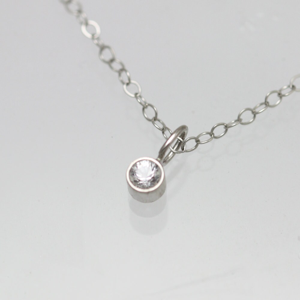 White Topas Drop Halskette in 585 Weißgold von LaineBenthalldesigns