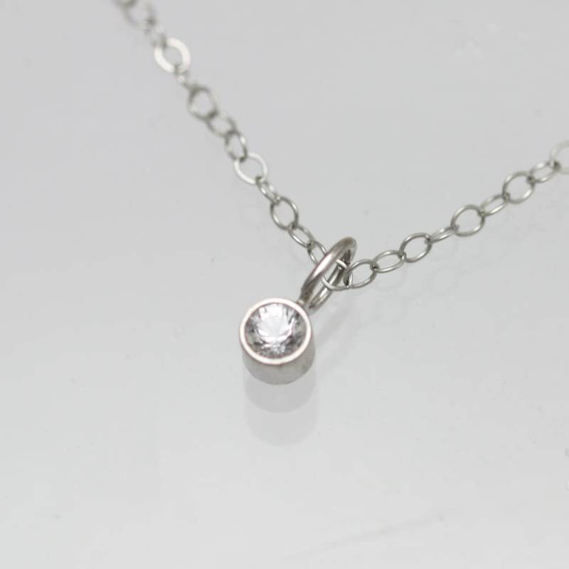 White Topas Drop Halskette in 585 Weißgold White Topas Drop Halskette in 585 Weißgold von LaineBenthalldesigns