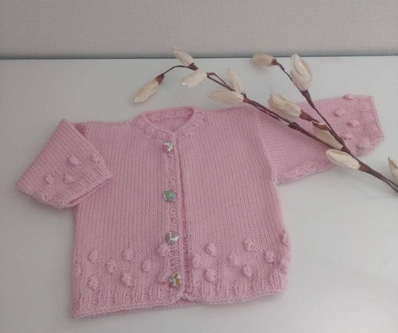 3-Monats-Baby-Cardigan, Handgestrickt Aus Rosa Merinowolle, Freiheitsknöpfe, Größe 3 Monate Sofort Verfügbar 3-Monats-Baby-Cardigan, Handgestrickt Aus Rosa Merinowolle, Freiheitsknöpfe, Größe 3 Monate Sofort Verfügbar von Laineettissu