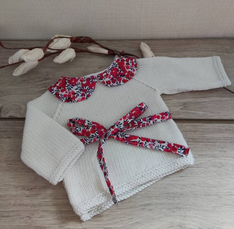 Baby-Erstausstattungs-Bh Aus Weißer Merinowolle, Peter-Pan-Kragen Und Bändern Liberty-stoff von Laineettissu