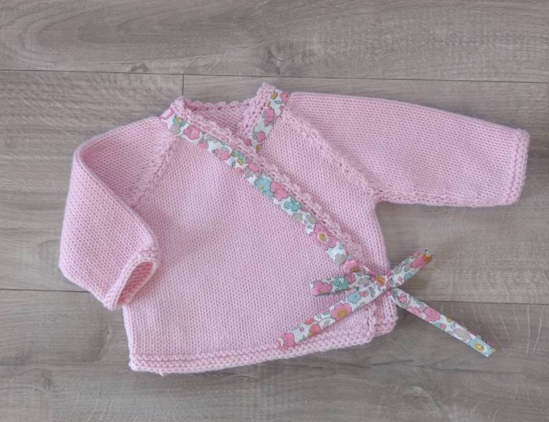 Baby-Wickeljäckchen, Handgestrickte Erstausstattung Aus Rosa Merinowolle Und Betsy Liberty-stoff von Laineettissu