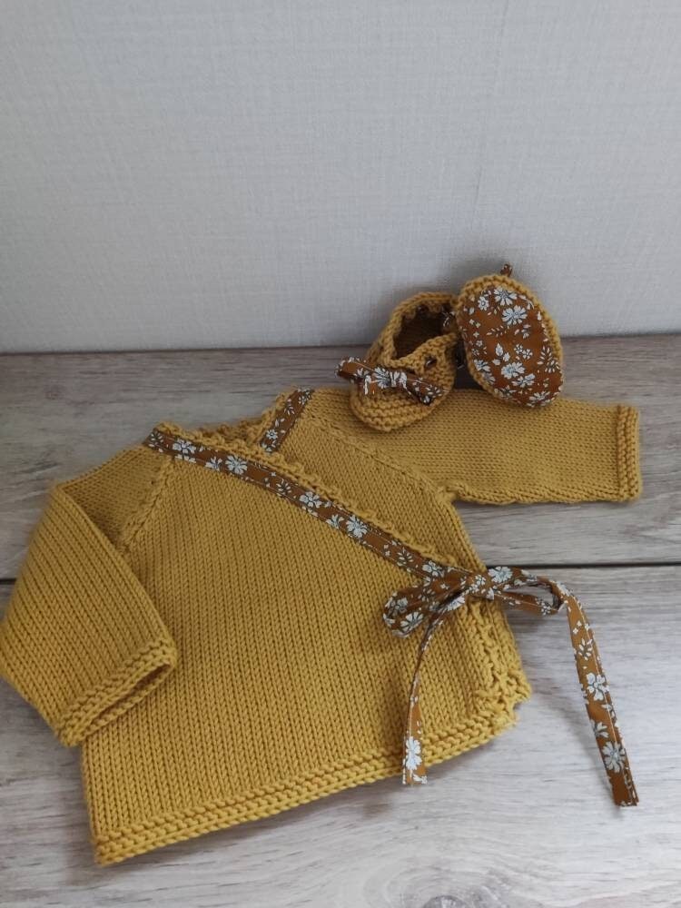 Baby-Bh-Set Herzhülle, Handgestricktes Layette Aus Senfwolle Passende Hausschuhe Und Liberty Capel Stoff von Laineettissu