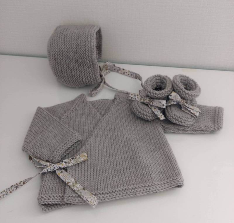 Baby-Set Aus Bralette, Hausschuhen Und Crush Taupefarbener Merinowolle Liberty-Adelajda-stoff von Laineettissu